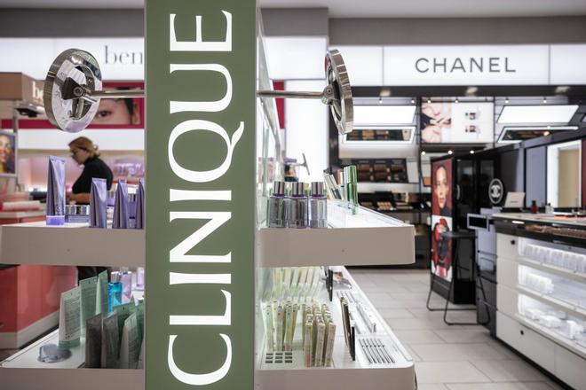 Estée Lauder se recupera de las pérdidas y gana 156 millones de euros en el año fiscal cerrado en junio