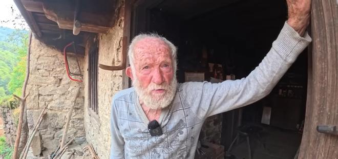 Federico (93 años) vive oculto y sin luz en el bosque desde hace casi un siglo: "La vida es muy corta, estamos aquí cuatro días, hay que portarse bien y lo que venga"