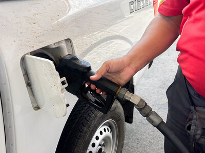 Gobierno congela precio de combustibles y ajusta tarifas en otros productos