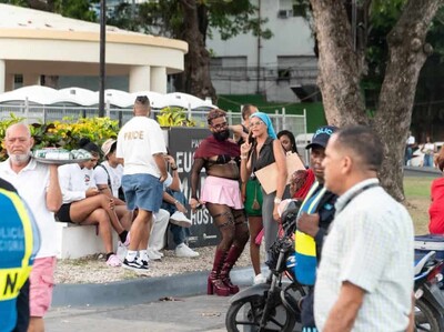 LGBTIQ+ celebra caravana en las calles de Santo Domingo con música y color