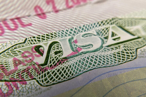 La Justicia de EE. UU. revoca el congelamiento de visas de Trump para 75 países