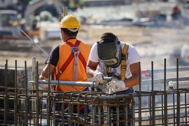 La regularización lleva el empleo a un récord de 22,5 millones mientras el paro repunta en julio