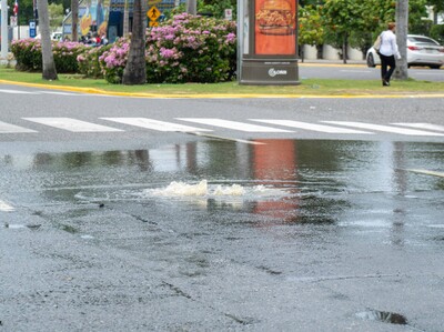 Otra vez corre agua cloacal por avenida Jiménez Moya