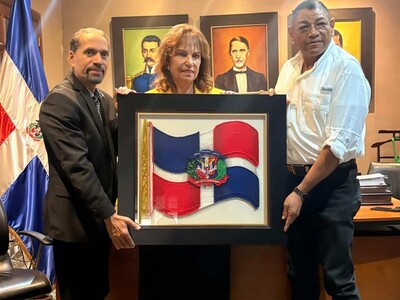 PRD recibe colección de Juan Bosch de Efemérides Patrias