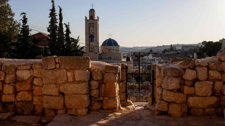 Pizzaballa visita Taybeh: preservar la presencia cristiana