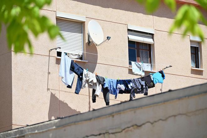 Qué hacer si tu vecino llega de la playa y sacude la arena sobre tu ropa tendida: la Ley de Propiedad Horizontal dice esto