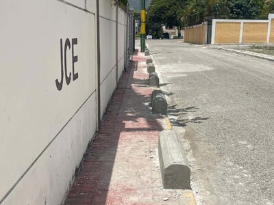 Residentes de Sabana Larga cuestionan instalación de muros en aceras