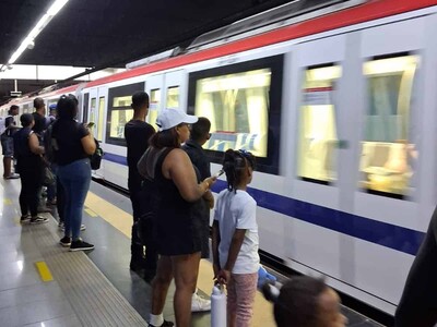 **Santo Domingo, República Dominicana.**- La reciente inauguración de la Línea 2C del Metro de Santo Domingo, que conecta el kilómetro 9 de la autopista Duarte con el municipio de Los Alcarrizos, ha incrementado el número de pasajeros diarios del sistema de transporte masivo a 13,000, un aumento significativo respecto a los 4,000 usuarios iniciales.