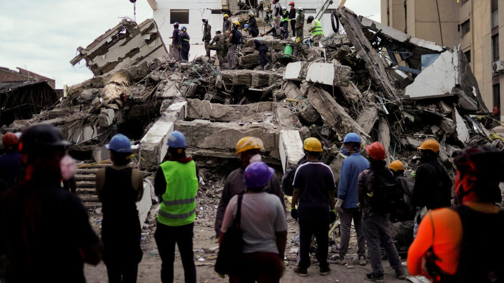 “Si hay alguien con vida, haga ruido”: tras 72 horas del terremoto en Colombia, la esperanza se aferra a los escombros