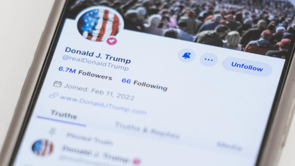 Trump enfrenta demanda por lucrarse con el acceso pago a sus publicaciones en Truth Social