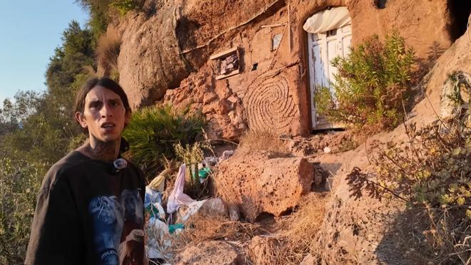 Una mujer ofrece un hogar a Sandra, la joven trans que vive en una cueva en Málaga: "Quiero que pueda ducharse bien, que ahorre y que se vaya a Málaga a cumplir su sueño: abrir una tienda de moda"