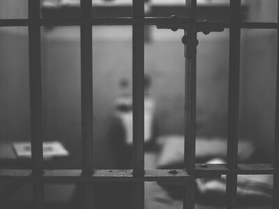 **15 años de prisión para mujer por enviar imágenes sexuales de menores**