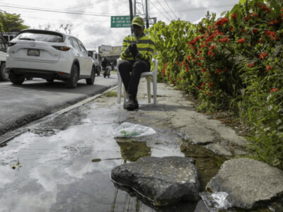 Aceras dañadas y fuga de agua complican el tránsito en la avenida Buenaventura Freites