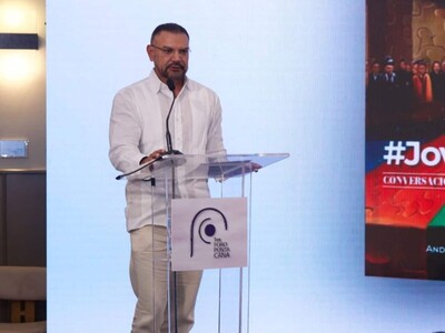 Andrés Vander Horst presenta su libro "#JovenPolítico" en el Primer Foro Punta Cana