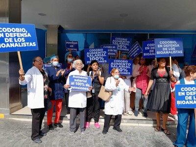 Bioanalistas protestan en Santiago exigiendo nombramientos y reconocimiento laboral