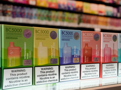 California prohíbe la venta de cigarrillos electrónicos desechables a partir de 2027