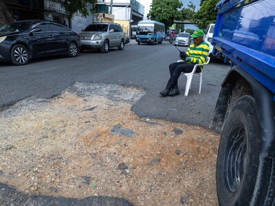 Choferes de Villa Francisca piden asfalto en calle Doctor Betances tras excavación