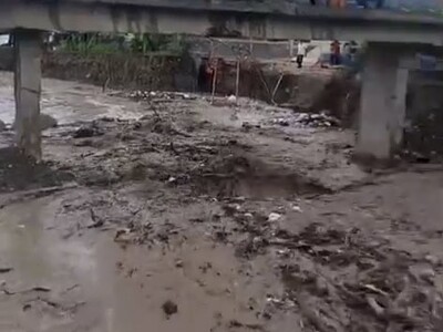 Crecida del arroyo Lima interrumpe trabajos de construcción de puente en Azua