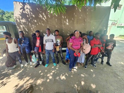 Detienen a un hombre por transportar 17 haitianos en Santiago Rodríguez