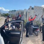 Dos hombres arrestados en Enriquillo con armas y drogas durante operativo policial