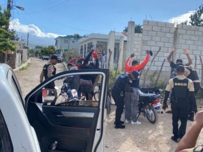 Dos hombres arrestados en Enriquillo con armas y drogas durante operativo policial