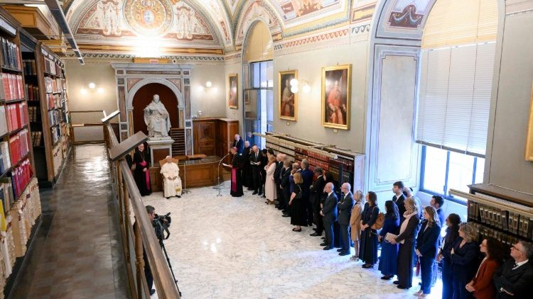 El Papa León XIV destaca la apertura cultural de la Iglesia en su visita a la Biblioteca Vaticana