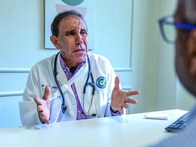 El doctor Cruz Jiminián presenta su proyecto del Hospital de la Dignidad