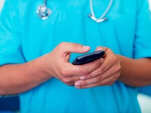 El nuevo Código Penal genera inquietud en médicos sobre el uso de WhatsApp