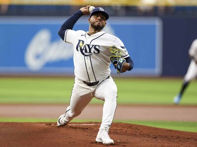 Freddy Peralta brilla con los Rays en barrida sobre los Astros