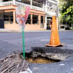 Fuga de agua en la calle Buenaventura Freites agrava hundimiento y riesgo para conductores