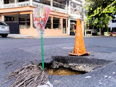Fuga de agua en la calle Buenaventura Freites agrava hundimiento y riesgo para conductores