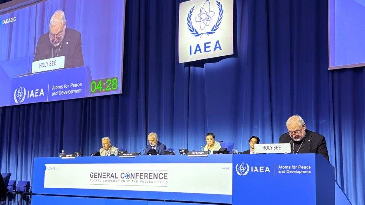 Gallagher pide a los Estados que renuncien a las armas nucleares en conferencia de OIEA