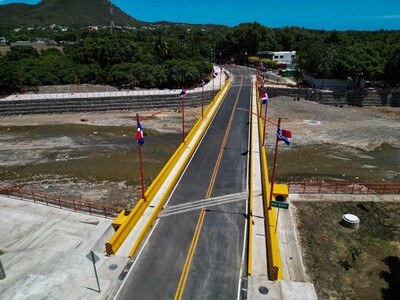 Gobierno inaugura el puente Los Hierros en Baní tras más de 40 años de espera