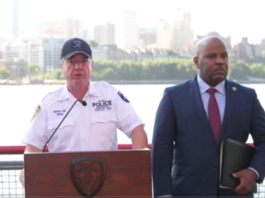 Hombre armado muere tras ser baleado por la policía en el puente de Brooklyn