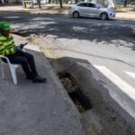 Hueco en imbornal representa grave riesgo para peatones y conductores en Villa Juana