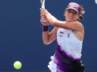 Iga Swiatek y Naomi Osaka avanzan en el US Open tras emocionantes partidos