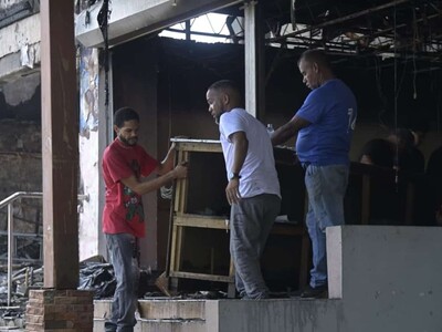 Incendio consume apartamentos y negocios frente a la UASD en Santo Domingo