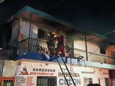 Incendio en Santiago causa daños significativos en mueblería