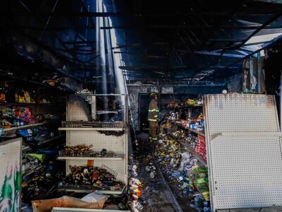 Incendio en surtidora de La Ciénega consume productos sin reportar heridos