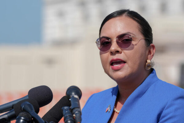 Incertidumbre y esperanza para salvadoreños con TPS tras su finalización en EE. UU.