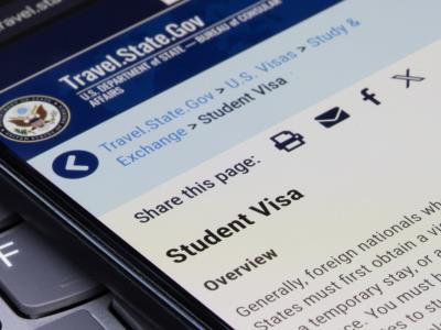 Juez federal suspende la nueva norma sobre visados para estudiantes y periodistas