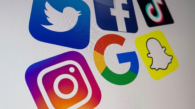 La Comisión Europea aprueba ley que prohíbe acceso de menores a redes sociales