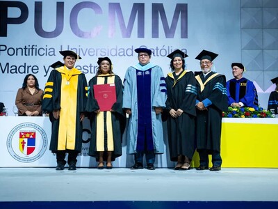La PUCMM celebra graduación y llama a establecer políticas educativas sostenibles