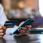La morosidad de tarjetas de crédito personal disminuye, pero su crecimiento se frena