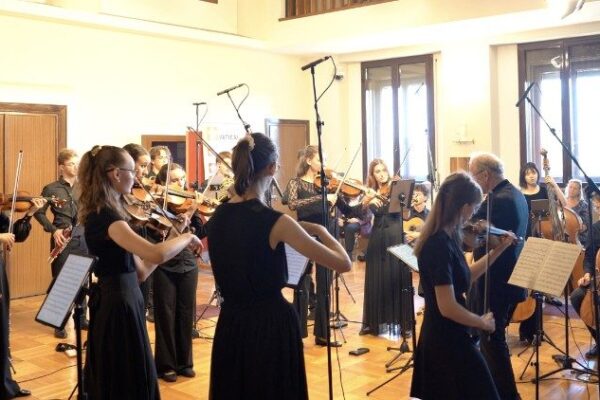 La orquesta juvenil de Salzburgo presenta un concierto con los violines de Mozart en el Vaticano