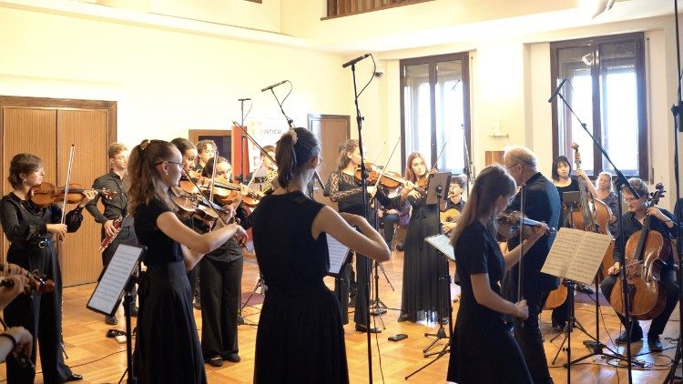 La orquesta juvenil de Salzburgo presenta un concierto con los violines de Mozart en el Vaticano