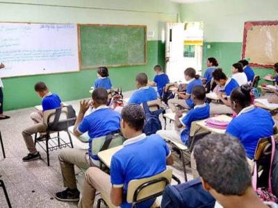 La participación familiar en la educación de adolescentes dominicanos disminuye, según PISA