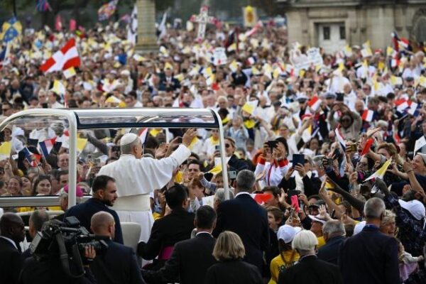 La visita del Papa Francisco a París culmina con un masivo respaldo de la ciudadanía