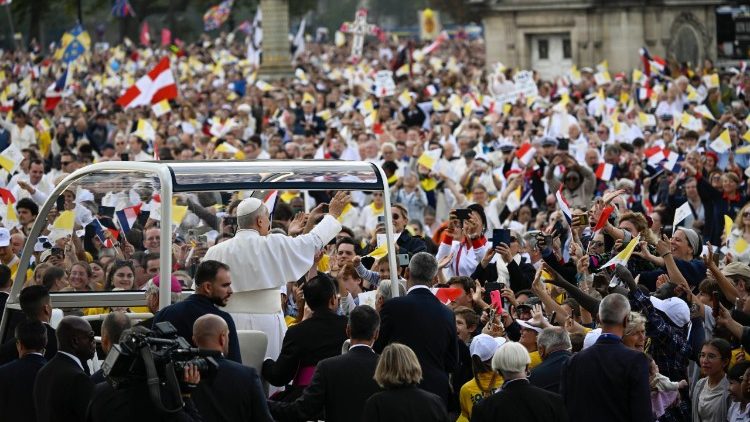 La visita del Papa Francisco a París culmina con un masivo respaldo de la ciudadanía