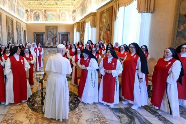 León XIV invita a las Adoratrices a ser tejedoras de comunión desde la Eucaristía